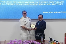 Representante del buque insignia de la Séptima Flota de la Armada estadounidense regala un obsequio a las autoridades de Khanh Hoa. (Foto: VNA)