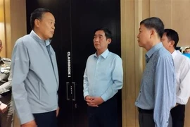 El primer ministro tailandés, Srettha Thavisin, y el embajador de Vietnam, Pham Viet Hung (cuarto, desde la izquierda) en el lugar del incidente (Foto: VNA)