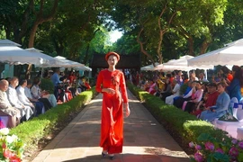 Presentan el Ao dai en la rueda de prensa. (Foto: nhandan.vn)