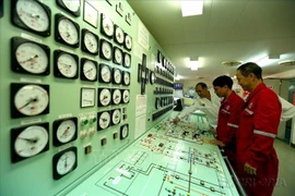 Expertos rusos y vietnamitas en la sala de control del barco petrolero Vietsovpetro - 01 (Foto: VNA)