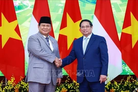 El primer ministro de Vietnam, Pham Minh Chinh (derecha), recibe al presidente de Indonesia, Prabowo Subianto. (Foto: VNA)