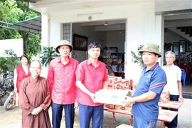 La filial de la Cruz Roja de Vietnam en la provincia de Ha Nam entrega donaciones para apoyar a las víctimas de las inundaciones derivadas del tifón. (Foto: VNA)