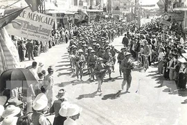 Las tropas revolucionarias marchan hacia Hanoi para recuperar la capital de las fuerzas de ocupación francesas, el 10 de octubre de 1954. (Foto: Archivo de VNA)