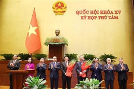 El primer ministro, Pham Minh Chinh; el presidente de la Asamblea Nacional, Tran Thanh Man; el titular del Frente de la Patria de Vietnam, Do Van Chien, y otros dirigentes entregan flores de felicitación al secretario general del Partido Comunista, To Lam, y al presidente del país, Luong Cuong. (Foto: VNA)