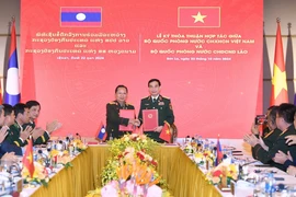 Firma de un acuerdo de cooperación entre los Ministerios de Defensa de Vietnam y Laos (Foto: VNA)