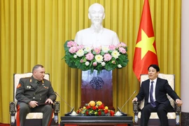 El presidente vietnamita, Luong Cuong (derecha), conversa con el ministro de Defensa de Belarús, Khrenin Viktor Gennadievich (Foto: VNA)