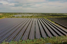 À la centrale solaire Europlast dans la province de Long An (Photo : VNA)