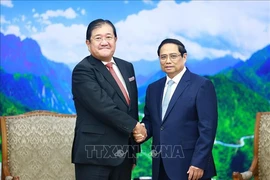 Le Premier ministre Pham Minh Chinh (droite) et le président du groupe japonais Mitsui. Photo : VNA