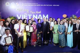 Le président To Lam avec les dirigeants de l'Agence vietnamienne d'Information et les auteurs primés lors de la cérémonie de remise du 18e Prix national de la presse (21 juin 2024). Photo : VNA