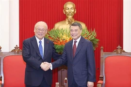 Le secrétaire du Comité central du Parti communiste du Vietnam, président de la Commission centrale d'organisation du Parti et président du Groupe d'amitié parlementaire Vietnam-Japon, Le Minh Hung (droite) et le conseiller spécial de l'Alliance d'amitié parlementaire Japon-Vietnam (JCPFA) Takebe Tsutomu. Photo : VNA