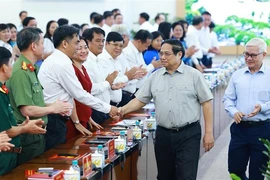 Le Premier ministre Pham Minh Chinh rencontre la permanence du Comité provincial du Parti de Binh Duong. Photo : VNA