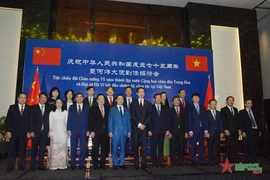 Lors de la cérémonie pour marquer le 75e anniversaire de la fondation de la République populaire de Chine (Fête nationale). Photo : VNA