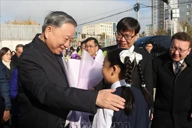 Le secrétaire général du Parti communiste du Vietnam et président Tô Lâm s’est rendu ce mardi matin 1er octobre à l’École Hô Chi Minh à Oulan-Bator. Photo : VNA