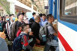 Les travailleurs en difficulté dans la province méridionale de Dong Nai reçoivent des billets de train gratuits pour rentrer chez eux pour le Têt en 2024. (Photo : VNA)