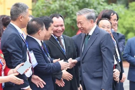 Le secrétaire général du Parti communiste du Vietnam et président de la République, To Lam (droite) rencontre des entrepreneurs vietnamiens. Photo : VNA