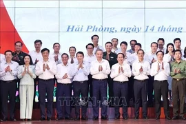 Le secrétaire général du Parti communiste du Vietnam, To Lam, et les délégués posent pour une photo de groupe. Photo : VNA