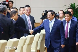 Premier vietnamita dialoga con empresas líderes chinas en economía verde 