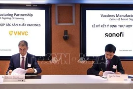 El director general de VNVC, Ngo Chi Dung, firmó la Carta de intención con representante de la empresa Sanofi (Fuente:VNA)