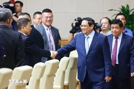 5月14日上午，越南政府总理范明政主持与19家中国绿色经济和数字经济龙头集团代表团的座谈会。图自越通社