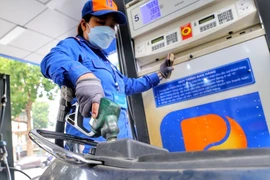 5月16日15时起越南成品油零售价下降500越盾以上。图自越通社