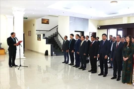 旅柬越南人上香缅怀胡志明主席。图自越通社