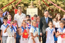 古巴与各民族友好研究院（ICAP）同越南驻古巴大使馆代表已前往哈瓦那胡志明公园，向胡志明主席塑像献花。图自越通社