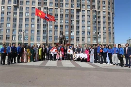 原国家主席张美花、越南驻俄罗斯大使邓明魁和旅居俄罗斯越南人代表在胡志明主席塑像前合影。图自越通社