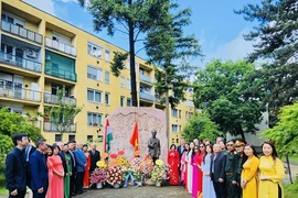 越南驻匈牙利大使馆干部和人员向佐洛埃格塞格市胡伯伯塑像献花。图自越通社