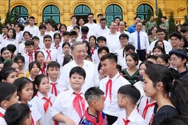 越南国家主席苏林会见作为青少年模范代表的人民公安子女。图自越通社