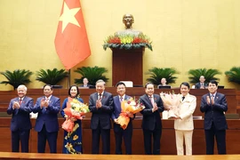 党和国家领导人向国会副主席阮氏青、政府副总理黎成龙和公安部部长梁三光送花。图自越通社