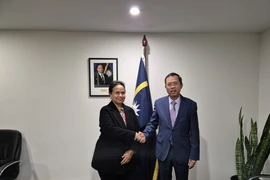 越南驻澳大利亚大使范雄心礼节性拜会瑙鲁共和国驻澳大利亚高级专员卡米拉·所罗门（Camilla Solomon）女士。图自越通社