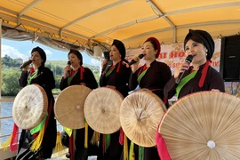 在欧洲唱响越南官贺民歌。图自越通社