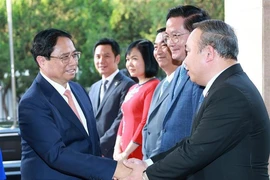 政府总理范明政会见越南驻华大使馆工作人员。图自越通社