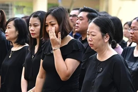越南民众表达对“胡志明的杰出学生”深深的敬意与深切的哀悼。图自越通社