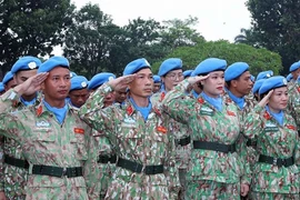 三号工兵队和六号二级野战医院在位于河内市北山街的英雄烈士纪念碑敬献花圈。图自越通社