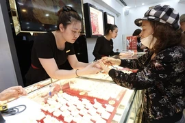 Customers at a gold shop in Hanoi. (Photo: VNA)