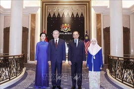 General Secretary of the Communist Party of Vietnam Central Committee To Lam (second from left) and his spouse (first, left) and Malaysian Prime Minister Anwar Ibrahim (second from right) and his spouse. (Photo: VNA)