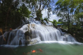 La cascade Trang devient une destination attrayante à Hoa Binh grâce à ses magnifiques paysages. Photo: VNA