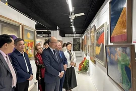 L'ambassadeur du Vietnam en France et les délégués à l'exposition. Photo: VNA