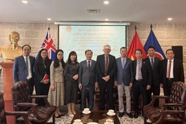 L'ambassadeur vietnamien en Australie, Pham Hung Tam, et la délégation de la Commission centrale de mobilisation des masses du Parti, prennent une photo de souvenir avec Kim Sampson, président de l'Association d'amitié Australie-Vietnam. Photo: VNA