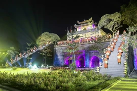 Défilé d'ao dai à la Cité impériale de Thang Long-Hanoï, patrimoine mondial. Photo: VNA