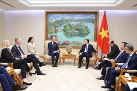 5月14日下午，越南政府副总理陈红河会见瑞典基础设施和住房部长安德烈亚斯・卡尔森。图自越通社