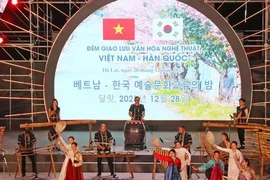 越南大叻市——韩国春川市艺术文化交流晚会于2023年12月28日举行。图自越通社