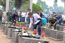 嘉莱省为在柬埔寨牺牲的21位越南志愿军和专家烈士举行追悼会。图自越通社