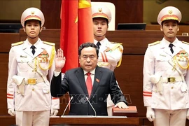 越南新任国会主席陈青敏宣誓就职。图自越通社