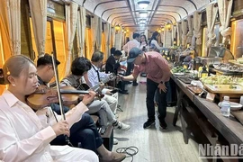体验夜间列车并在大叻古火车厢上品尝美食和欣赏音乐。图自越南人民报