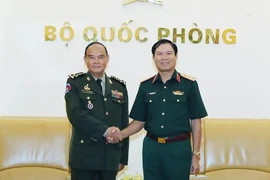 越南人民军总参谋长、国防部副部长阮新疆上将会见了柬埔寨王家军副总司令兼陆军司令毛索潘大将。图自越通社