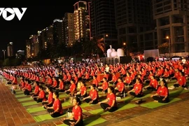 1500多人参加2024年岘港国际瑜伽节的集体表演。图自越南之声