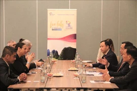 越南国家旅游局阮重庆先生与意大利国家旅游局局长亚里桑德拉·普里安特和伦巴第大区负责国际关系副部长卡塔尼奥举行工作会议。图自越通社
