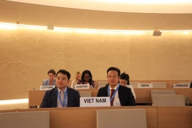 越南常驻联合国代表团团长梅潘勇大使在关于确保可持续生计免受气候变化影响的主题的讨论会上发言。图自越通社